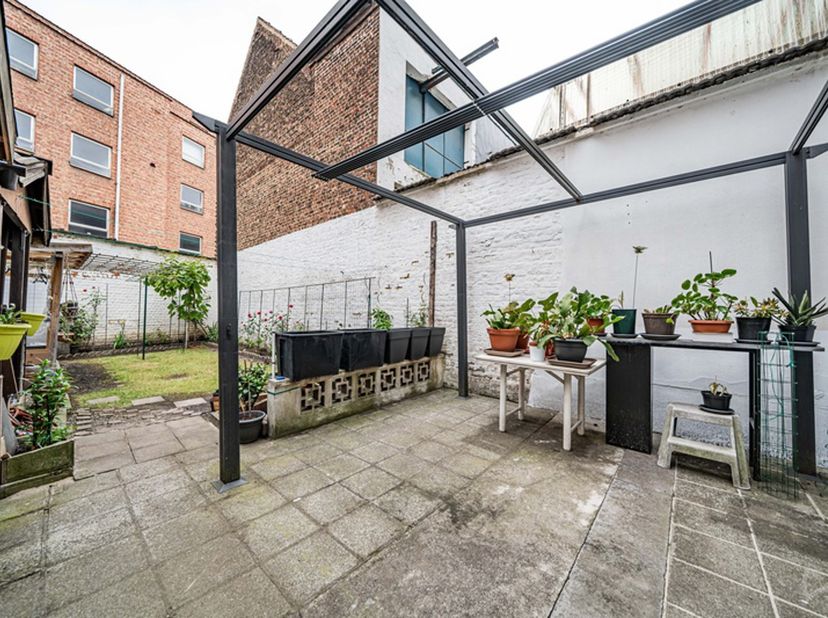 Karaktervolle woning in zeer goede staat in Schaarbeek met buitenruimtes.<br />
De woning gelegen in de Van Schoorstraat bevindt zich in een dynamisch