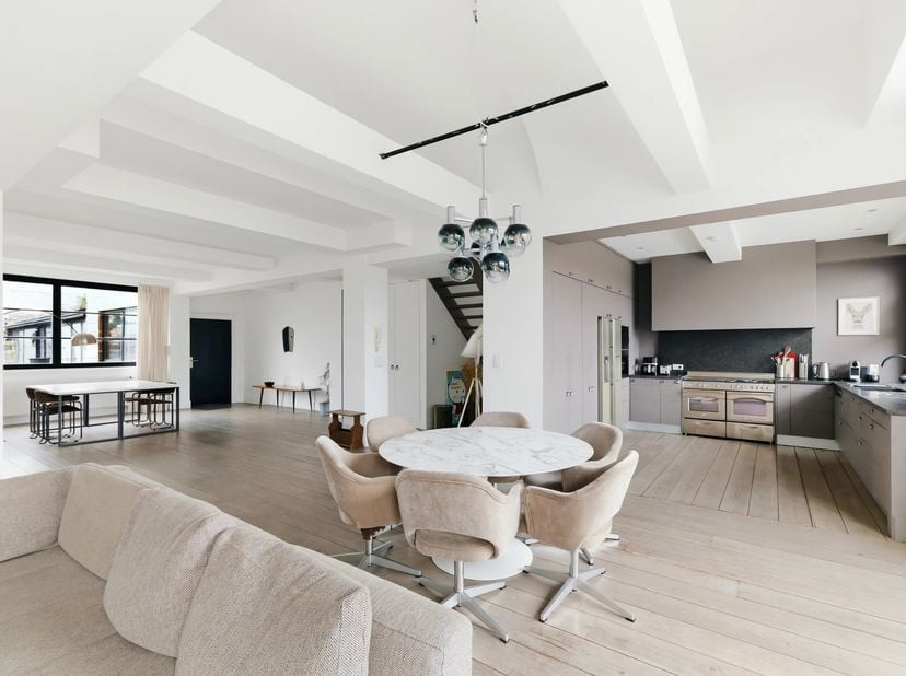 Dans le quartier Molière, à proximité d'un petit parc, découvrez ce magnifique loft en duplex d'une superficie totale de ± 240 m² bruts. Il se compose