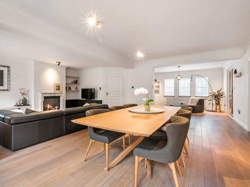 Deze tijdloze villa op een prachtig zuidgericht perceel van +/- 2.750 m² is residentieel gelegen in een doodlopende straat aan de rand van een natuurr