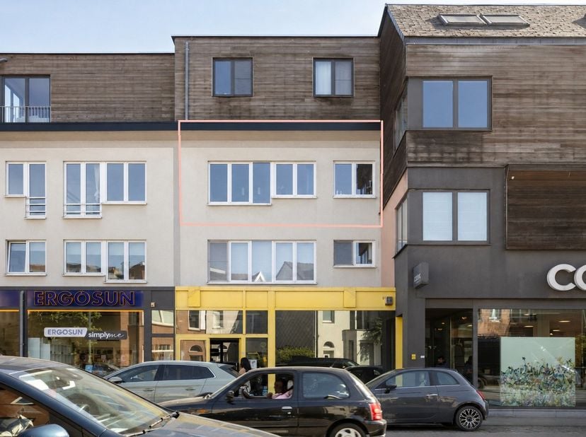 Cet appartement avec 2 chambres, idéalement situé à la limite du centre de Louvain, combine confort, luminosité et facilité au quotidien. Vous profite