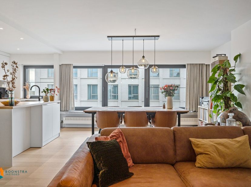 Op een toplocatie in het hart van Mechelen bevindt zich dit stijlvol gerenoveerde appartement met 2 slaapkamers. Het appartementsgebouw bevindt zich o