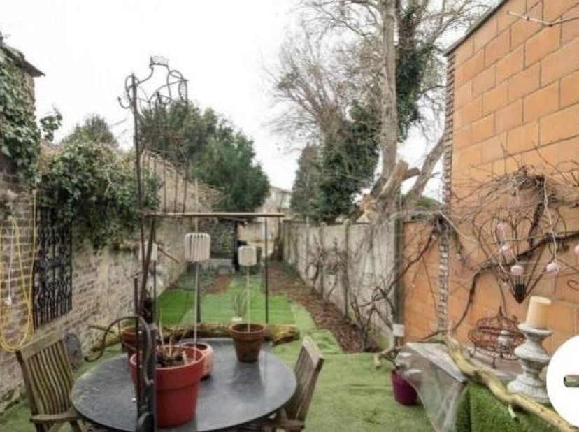 Huis en gelijkvloers appartement met elkaar verbonden.<br />
In het huis is een apotheek die er uit weg gaat en appartement is schoonheidssalon die ve
