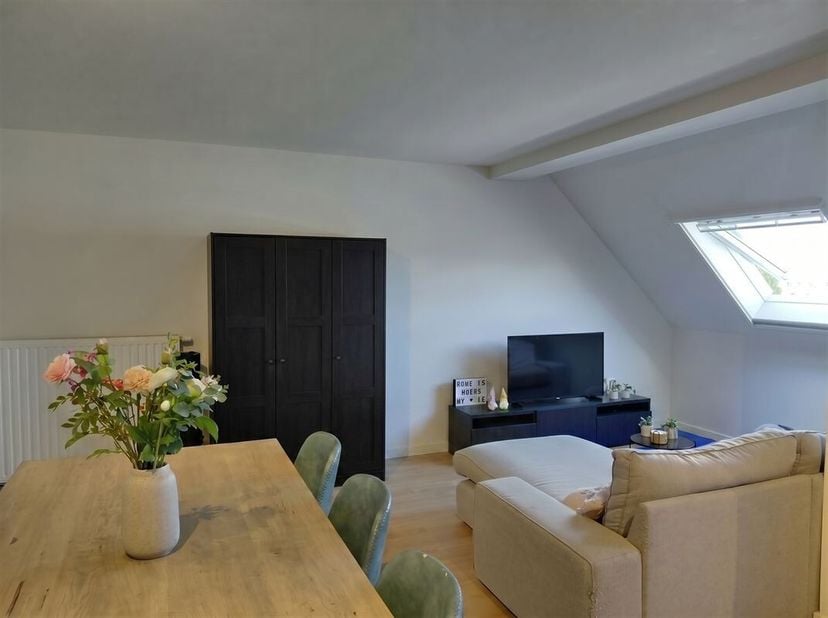 Vraag uw bezoek aan via info@optimusvastgoed.be!<br />
TE HUUR: Recent gerenoveerd appartement met 1 slaapkamer te Munsterbilzen!<br />
Dit recent ver