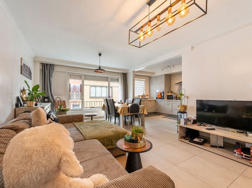 Uniek appartement op een rustige locatie in het centrum van Roeselare.<br />
Dit appartement werd onlangs volledig gerenoveerd en is momenteel verhuur