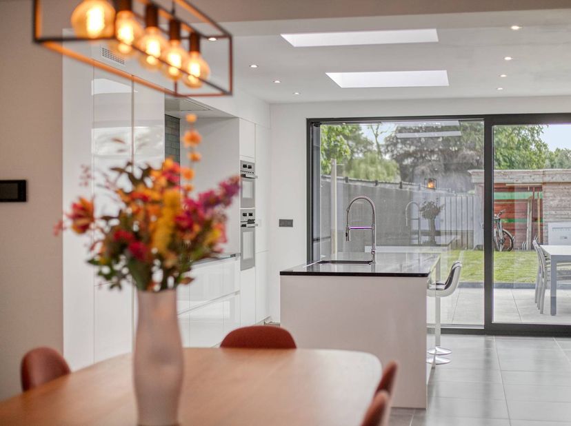 Op zoek naar een instapklare, gerenoveerde woning met veel lichtinval en een zonnige tuin? Dan is deze woning in Heule zeker een bezoek waard!<br />
<