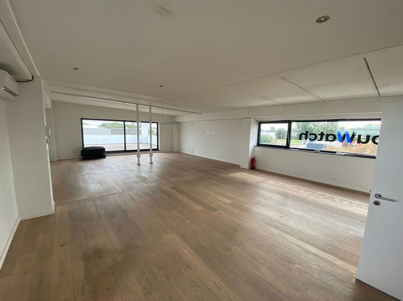 ALGEMEEN<br />
Instapklare kantoorruimte van ca. 158 m² te huur op de tweede verdieping van een recent bedrijfsgebouw op het bedrijventerrein Zwaluwbe
