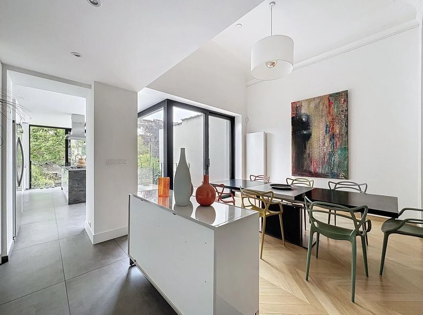 Barnes biedt u exclusief een huis te koop op een steenworp afstand van het Place Brugmann en de Avenue Lepoutre. Het huis dateert uit 1924, is volledi