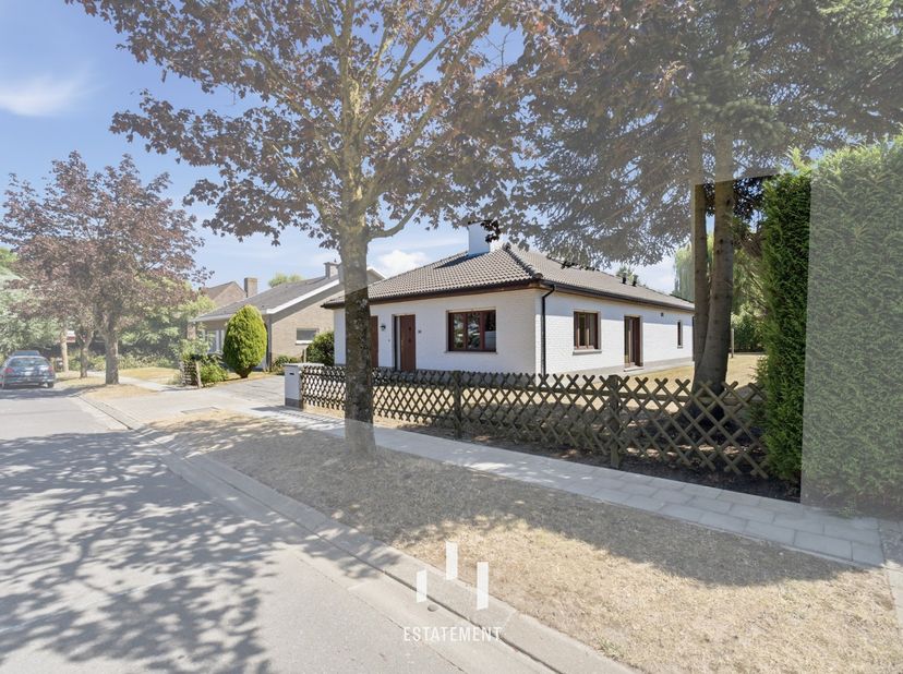 Charmante bungalow te koop in Ieper, rustig gelegen met mooie tuin<br />
<br />
Op zoek naar een instapklare bungalow op een rustige locatie in Ieper?