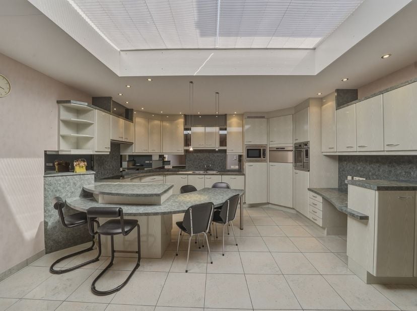 Ontdek deze ruime handelswoning met enorm veel potentieel, ideaal gelegen in Bredene! Deze veelzijdige eigendom combineert wonen en werken op één loca
