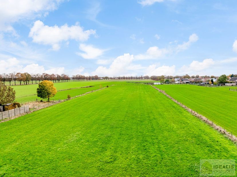 Prachtig perceel bouwgrond voor halfopen bebouwing met een totale oppervlakte van 6a 50ca. Het betreft een landelijk gelegen kavel in het rustige Waub