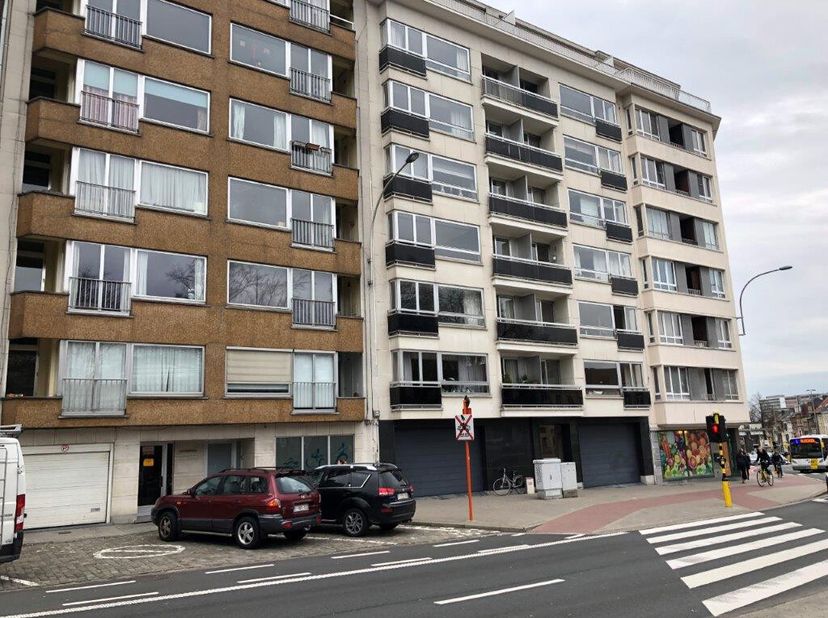 Charles de Kerchovelaan 385 ,9000 Gent ( TOPLIGGING , vlakbij Overpoort, nabij station Gent Sint-Pieters, openbaar vervoer, winkels en autostrades ) O