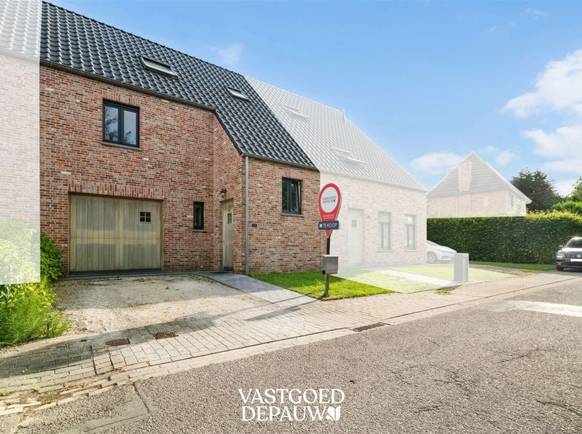 Deze recente woning uit 2018 bevindt zich in een aangename, groene woonomgeving en combineert een charmante architectuur met hedendaags wooncomfort. D
