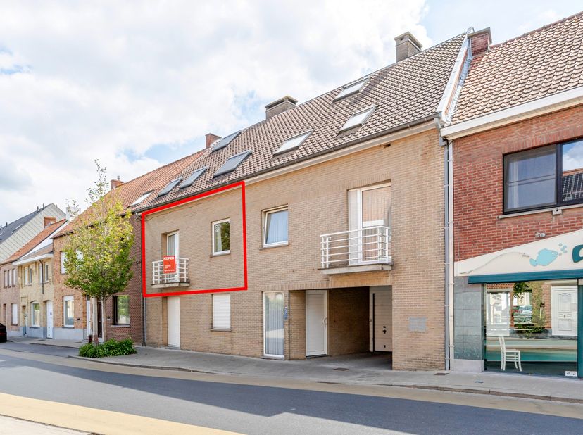 In de Ieperstraat in Staden, treffen we dit 2 -slaapkamer appartement op de eerste verdieping van het gebouw, gelegen in het centrum van Staden, op wa