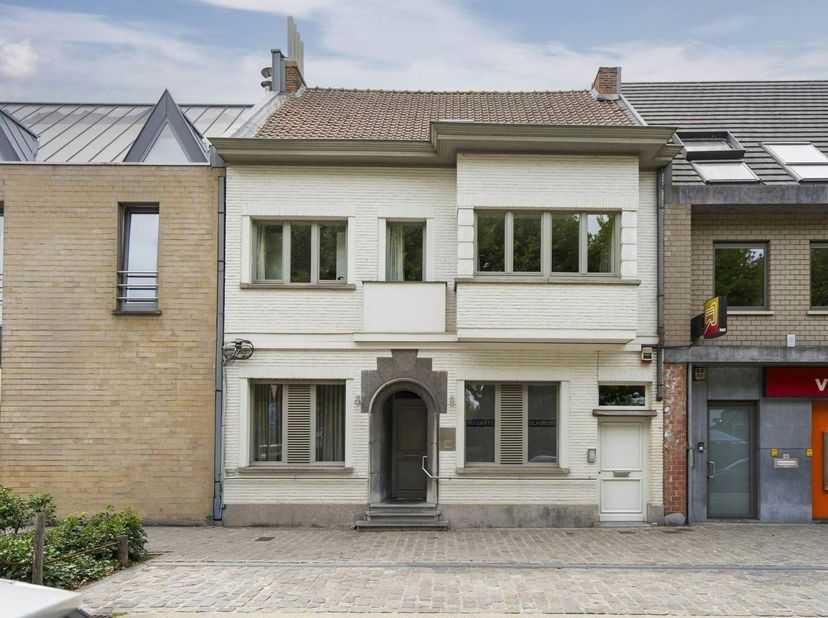 Dit statige herenhuis in het hart van Oostakker combineert ruimte, licht en functionaliteit met een uitzonderlijke ligging in het dorpscentrum. <br />