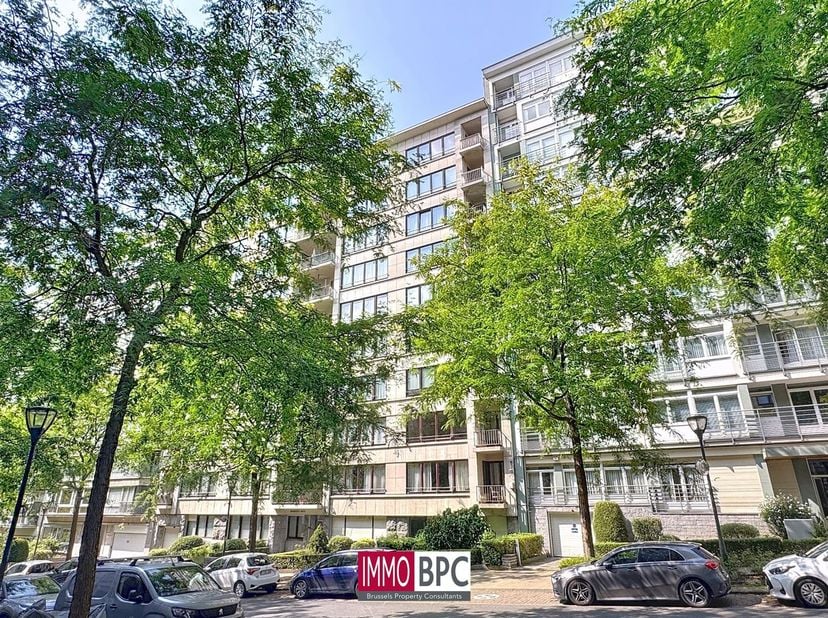 Gelegen in de gegeerde Basiliekwijk, biedt dit lichtrijke appartement van 114 m² een mooie combinatie van ruimte, karakter en functionaliteit. De leef