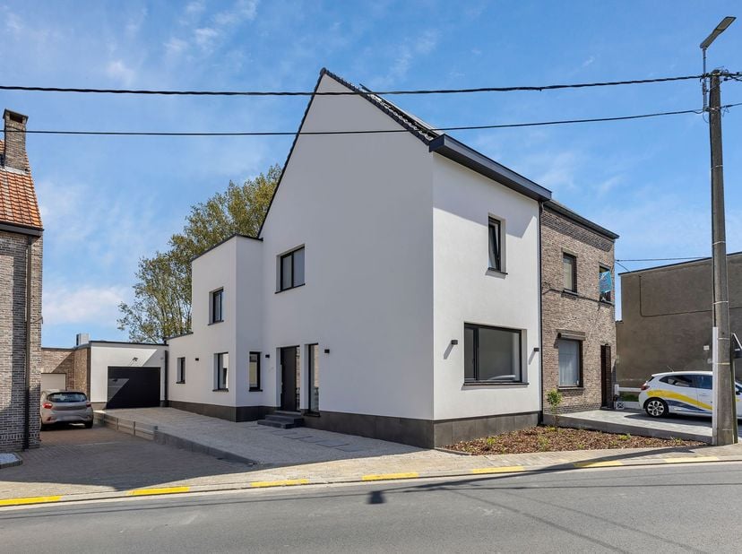 Voor meer info of een bezoek, bel 054 69 39 37 - Op een aantrekkelijke locatie te Haaltert bevindt zich deze volledig gerenoveerde woning. Scholen, wi