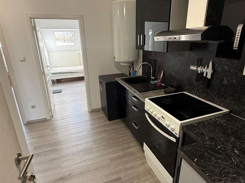Te huur Appartement met 2 slaapkamers in Sint-Truiden<br />
Dit appartement, gelegen aan de Stationsstraat 34 te Sint-Truiden, bevindt zich op de 3de