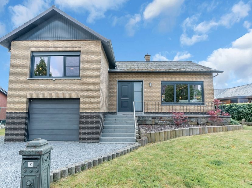 Deze verzorgde splitlevelwoning met 3 slaapkamers is gelegen op een mooi perceel van maar liefst 8A 85CA en combineert een aangename woonomgeving met