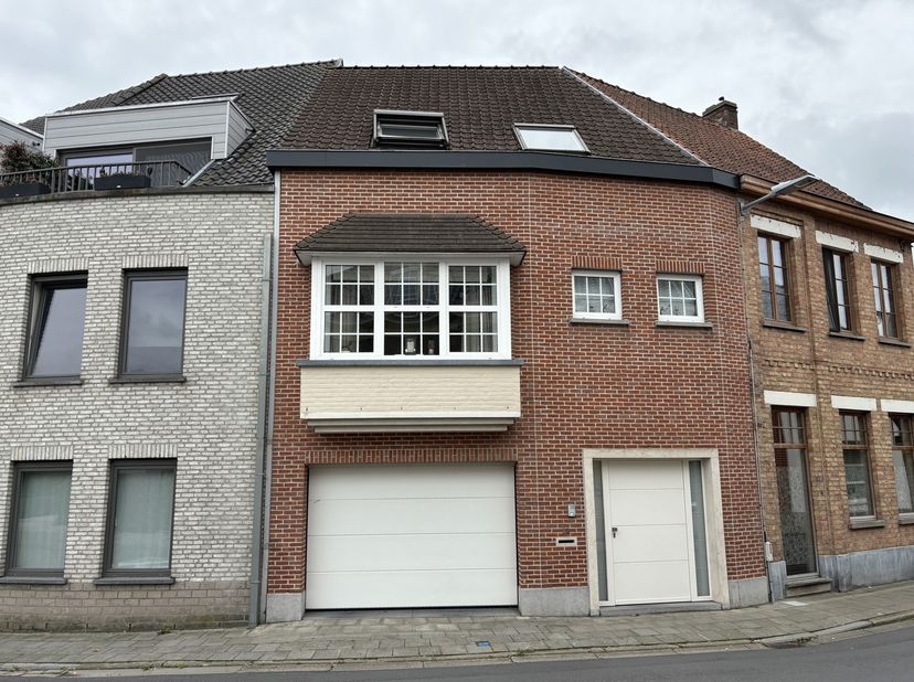 Découvrez cette spacieuse maison bel-etage, parfaitement située dans un quartier calme et central. Cette propriété offre tout ce dont vous avez besoin