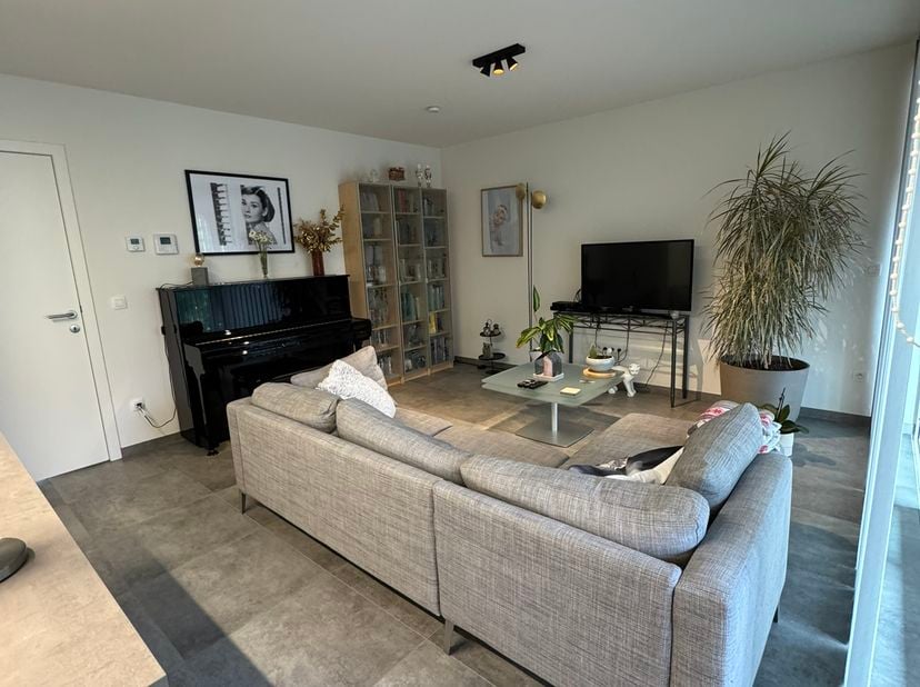 Dit instapklaar nieuwbouwappartement te Diepenbeek bevindt zich op de 2de verdieping. Het is in uitstekende staat en beschikt over een zuid-gericht te