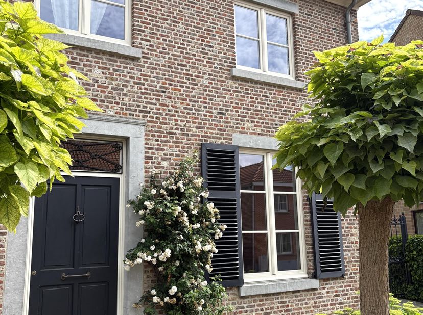 Deze charmante landelijke villa van maar liefst 260m², gelegen in een rustige, groene omgeving biedt een unieke combinatie van ruimte, stijl en comfor