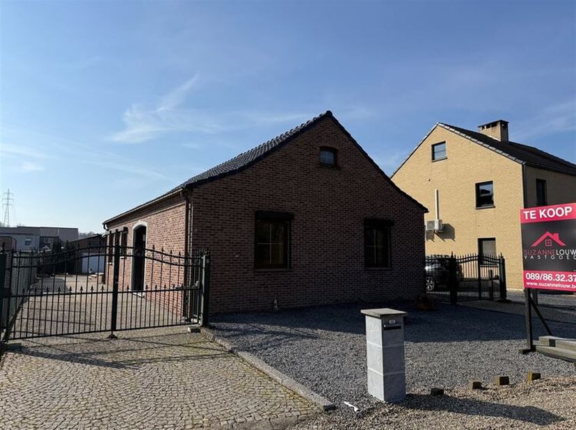 Gelijkvloerse vrijstaande woning, volledig onderkelderd, met vrijstaande en inpandige garage op ruim perceel<br />
Troeven<br />
- Zuidelijk georiënte