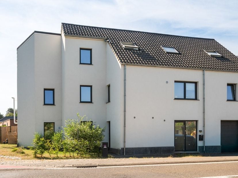 Op een centrale locatie te Gelrode bevindt zich deze recente instapklare woning met 4 slaapkamers, 2 badkamers en zuidoost-gerichte tuin. U bevindt zi