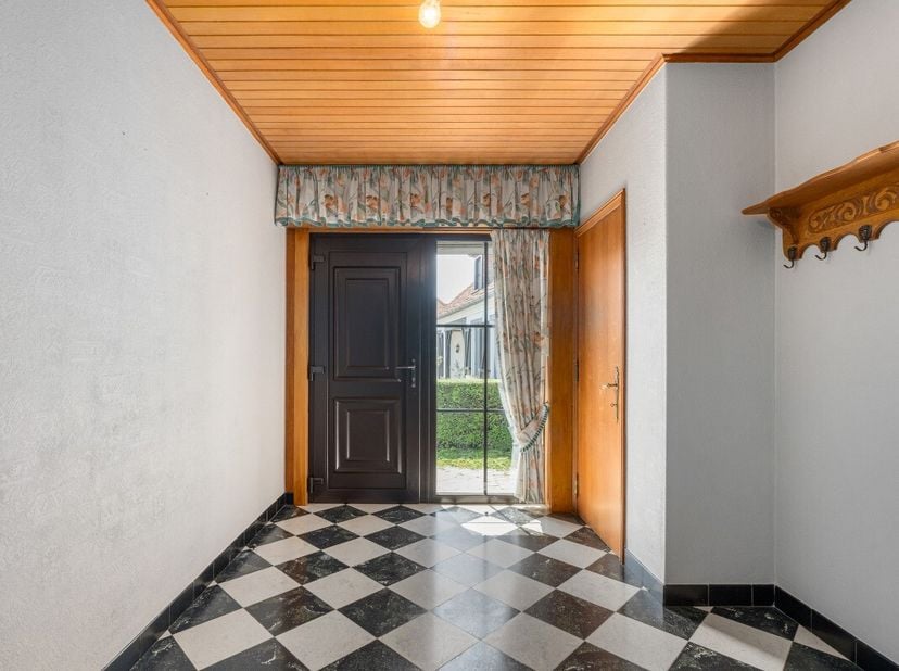 À vendre: maison située au calme avec garage et grand jardin à Sint-Denijs.Cette charmante maison parfaitement entretenue à Sint-Denijs (Zwevegem) est