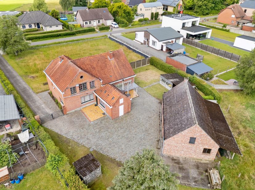Te midden van een prachtig landelijke omgeving bevindt zich deze authentieke hoeve met bijgebouw op een perceel van +/- 19.322 m². Een unieke eigendom