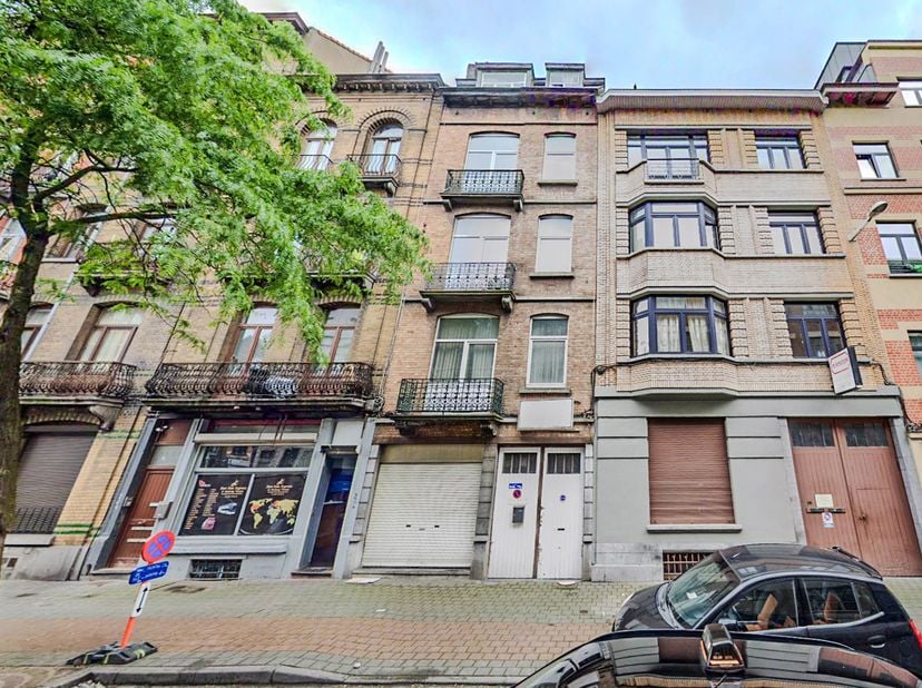 Situé dans un quartier en plein essor , proche de la gare du midi et en face de Pepibru <br />
Trianon Invest vous propose un ensemble immobilier comp