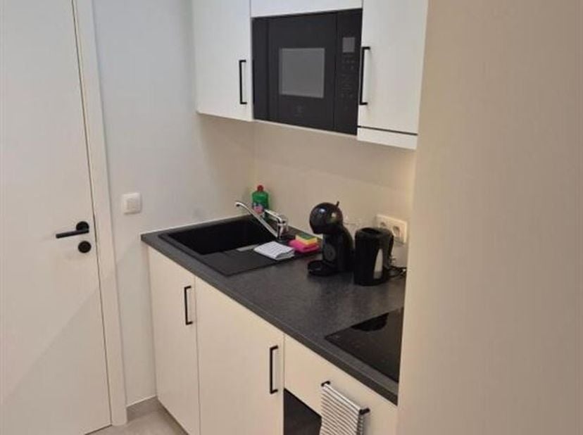 De Kattenbleekstraat combineert een centrale ligging  met stilte in een doodlopende straat. Het wit/zwart thema is doorgetrokken in de hele woning: va