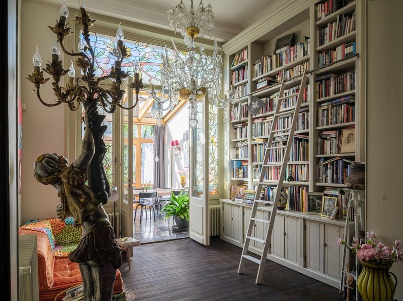 In een rustige, residentiële straat in het gegeerde Ukkel bevindt zich deze uitzonderlijke herenwoning vol authenticiteit, charme en ruimte. Achter de