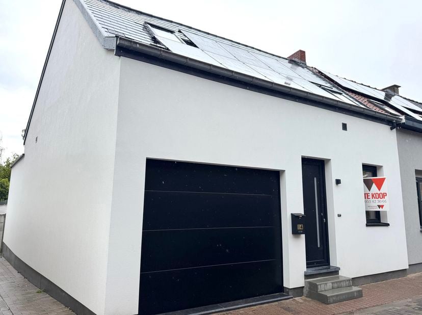 Totaal gerenoveerde woning in het centrum van Mere! Deze tot in de puntjes gerenoveerde woning met energiescore A omvat bestaat op het gelijkvloers ui