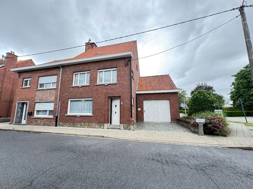 Sint-Eloois-Winkel - Ruime woning met 3 slaapkamers op rustige locatie te koop. Deze ruime woning op een gunstige ligging biedt een grote leefruimte m