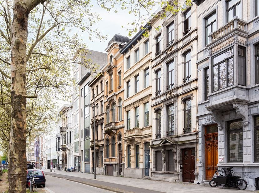 Gelegen op een absolute toplocatie op één van de meest gegeerde delen van de vernieuwde Antwerpse Leien, vinden we deze karaktervolle en ruime woning