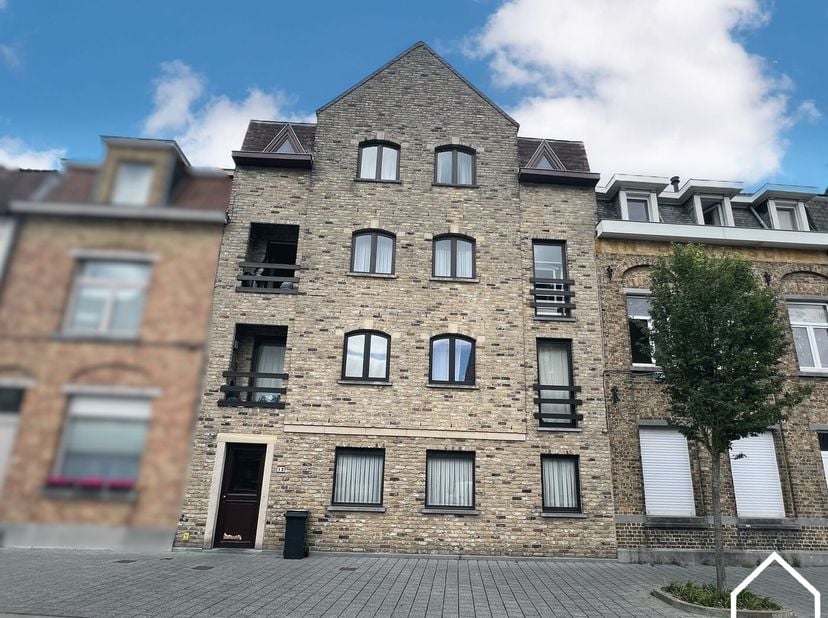 Bij het betreden van het appartement komt u terecht in de inkomhal, waar zich meteen een apart toilet bevindt. Van hieruit heeft u toegang tot de leef