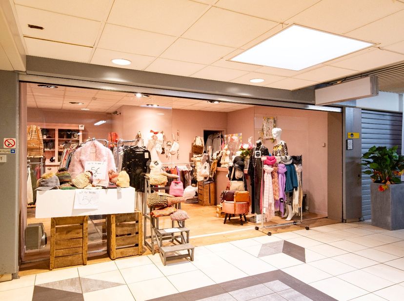 Het winkelcentrum is al meer dan 40 jaar een vaste waarde in Wilrijk.<br />
Er zijn verschillende leuke en creatieve zaken gevestigd: kledingwinkels,