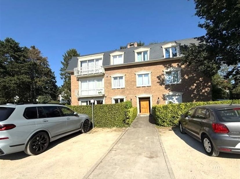 Karainem  à la limite de Woluwe Saint Pierre  Quartier Dumont /Baron Hamoir. Dans un petit immeuble, bel appartement 3 belles chambres de 105m² compos