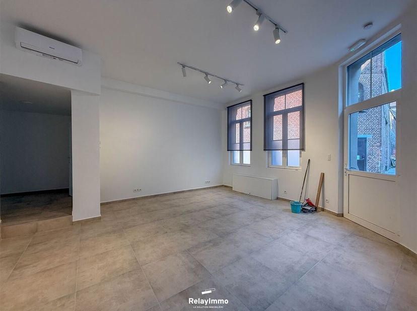 Prachtig studio-appartement op de begane grond in het centrum van Doornik!<br />
Bestaande uit:<br />
Lichte woonkamer, gang die leidt naar de keuken