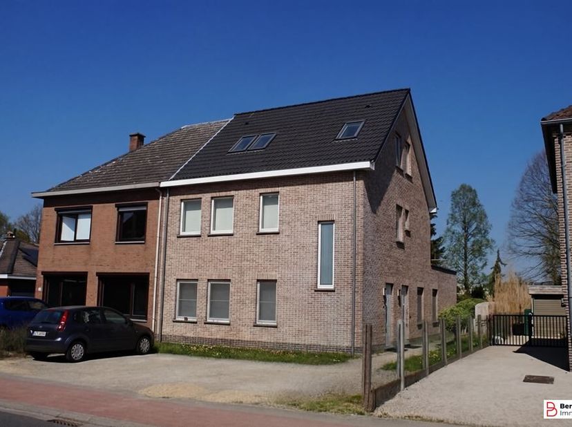 Ruim duplexappartement (130m²) met mooi terras! <br />
Het appartement bevat grote leefruimte (48m²), open ingerichte keuken, 2 slaapkamers, badkamer