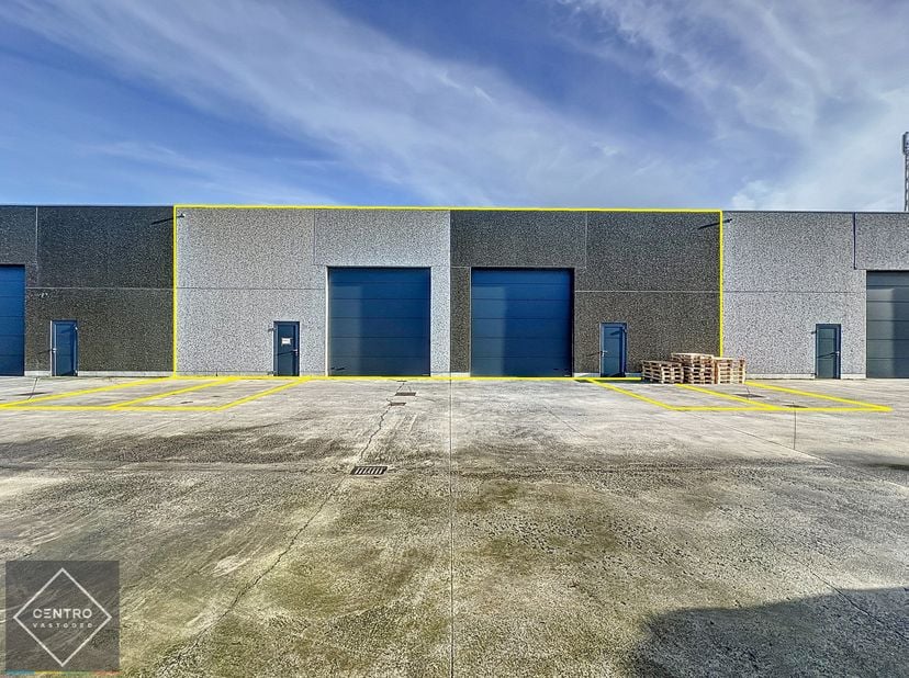 Andere beschikbare oppervlakten:&amp;nbsp; 245m² - 257m²<br />
<br />
Benaderende OPPERVLAKTEN:<br />
Magazijn: ± 454m²<br />
Parkeerplaatsen: ± 58m²<br /