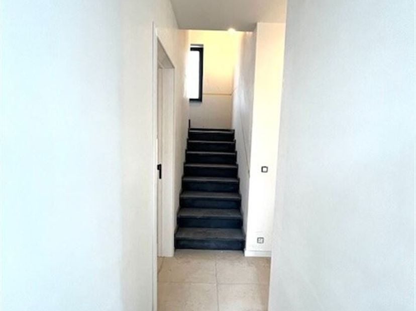 Bel appartement de 2 chambres récemment construit avec parking.<br />
Ce nouvel appartement moderne situé près du centre de Poederlee est actuellement