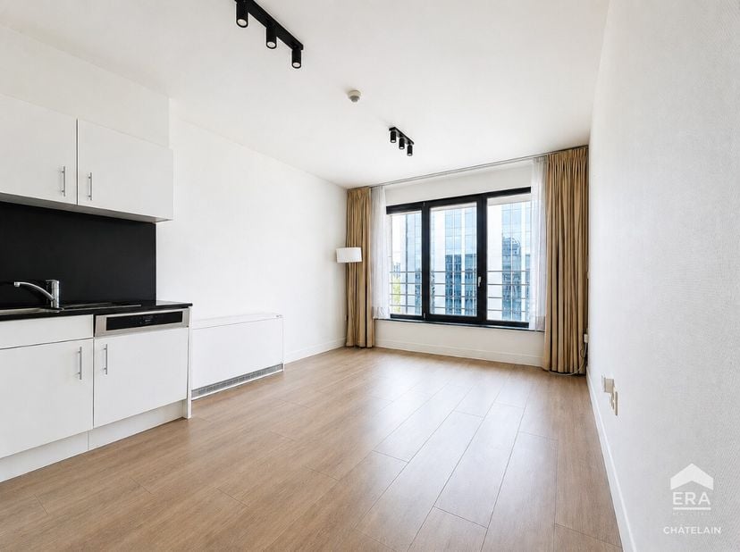 ERA CHÂTELAIN biedt deze gerenoveerde studio in Brussel aan, ideaal gelegen tussen het Rogierplein en de Munt, met een oppervlakte van 37 m² (bruto EP