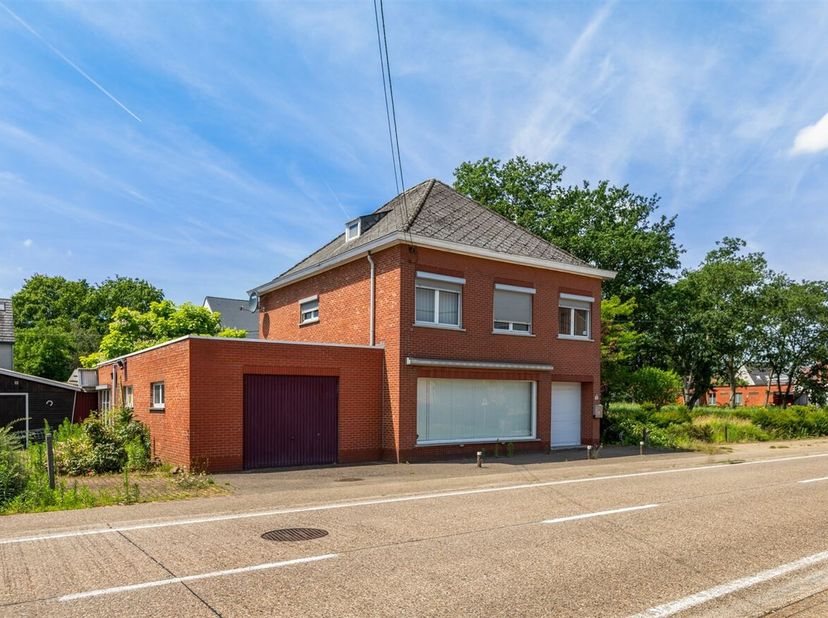 Te renoveren handelshuis op circa 1625m².<br />
Op het gelijkvloers vinden we de vroegere handelsruimte terug met groot etalageraam voor aan het straa