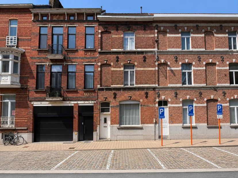 In een rustige, residentiële straat achter de voormalige Leopoldskazerne bevindt zich deze karaktervolle stadswoning uit het begin van de 20e eeuw. De