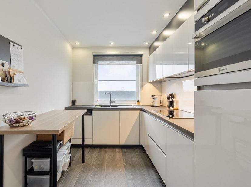 Cet appartement bien entretenu jouit d'une situation privilégiée à proximité de l'autoroute (E314 et N715), ce qui permet d'accéder facilement aux mun