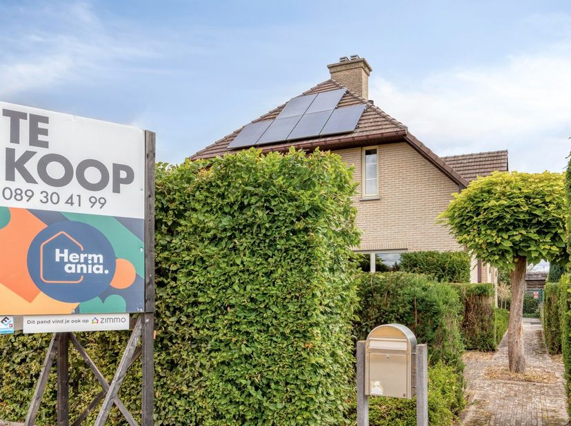 Ruime, energiezuinige gezinswoning met 5 slaapkamers op een perceel van 10a14 in een rustige doodlopende straat.<br />
<br />
Deze verrassend ruime ge