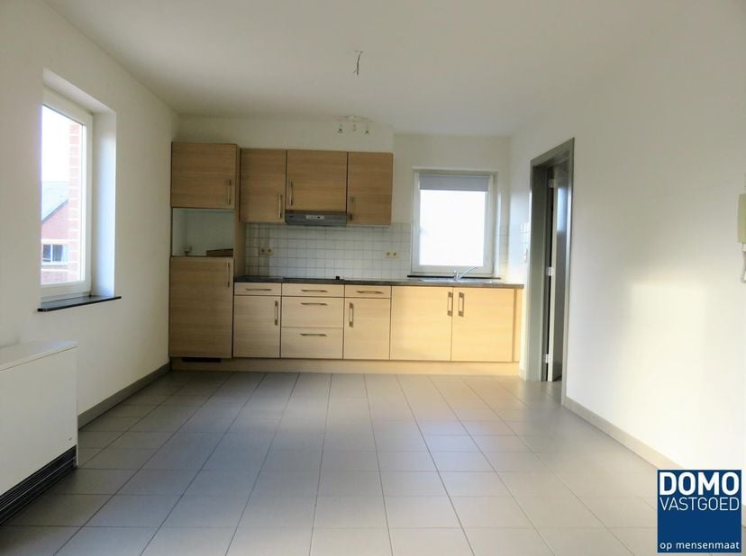 Heeft u interesse? Plan uw bezoek rechtstreeks via onze website www.domovastgoed.be.<br />
Duplex met ruim terras centraal gelegen in Diepenbeek, vlak