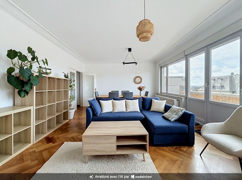Tel: 0493 06 24 16<br />
Email: clara.jacquy@weinvest.be <br />
We Invest a le plaisir de vous proposer en exclusivité cet appartement au cinquième et