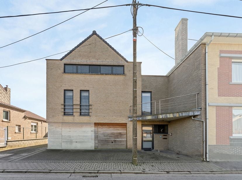 Dit charmante duplex appartement op de eerste verdieping met inpandige garage, is gelegen in het landelijke Millen, een rustige deelgemeente van het g
